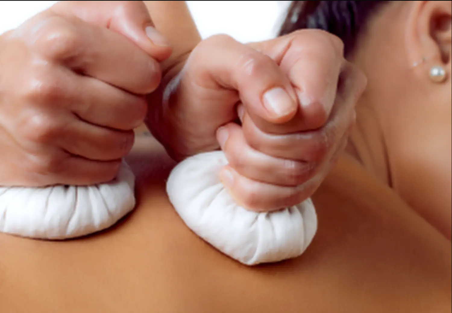 Jambira Pinda Sweda - Kräuterstempelmassagen Von Yira Ayurveda