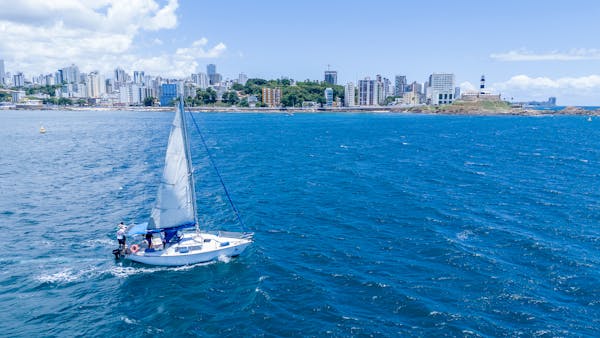 Faça um passeio de barco em Salvador