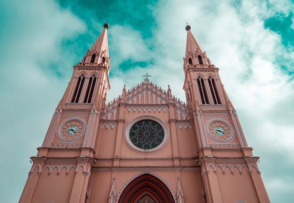 Fato ou fake: o turismo religioso é forte em Curitiba?