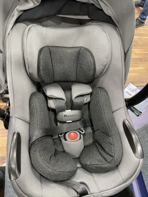 Maxi-Cosi Ambra infant car seat, rear-facing carrier with adjustable handle and plush canopy.