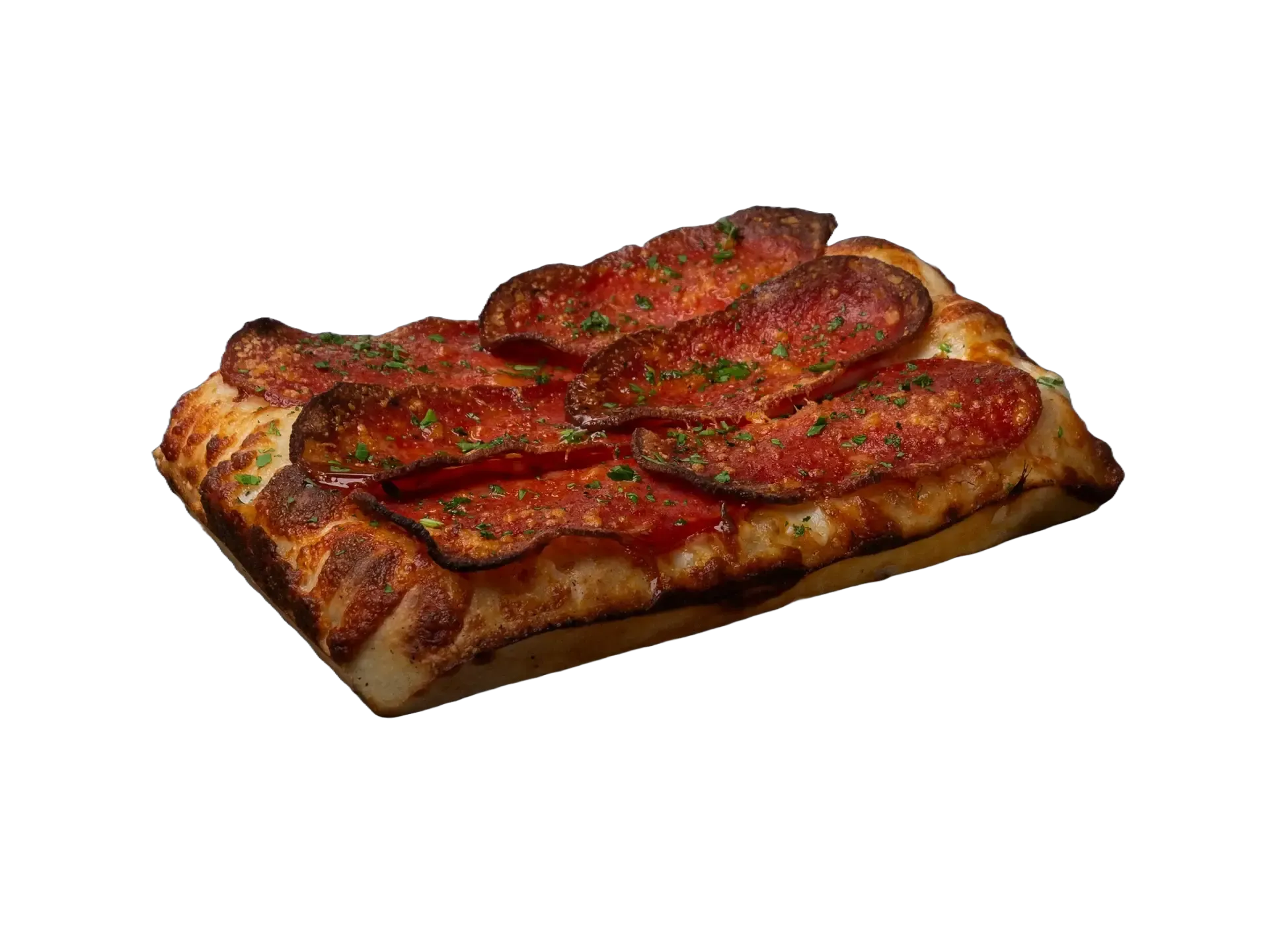 Csípős szalámis pizza fekete háttér előtt, paradicsomos alappal, aranybarnára sült tésztával és friss zöld fűszerrel megszórva.