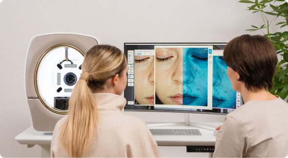 Kosmetolog i klientka przy stanowisku diagnostycznym z Lumiscan Pro