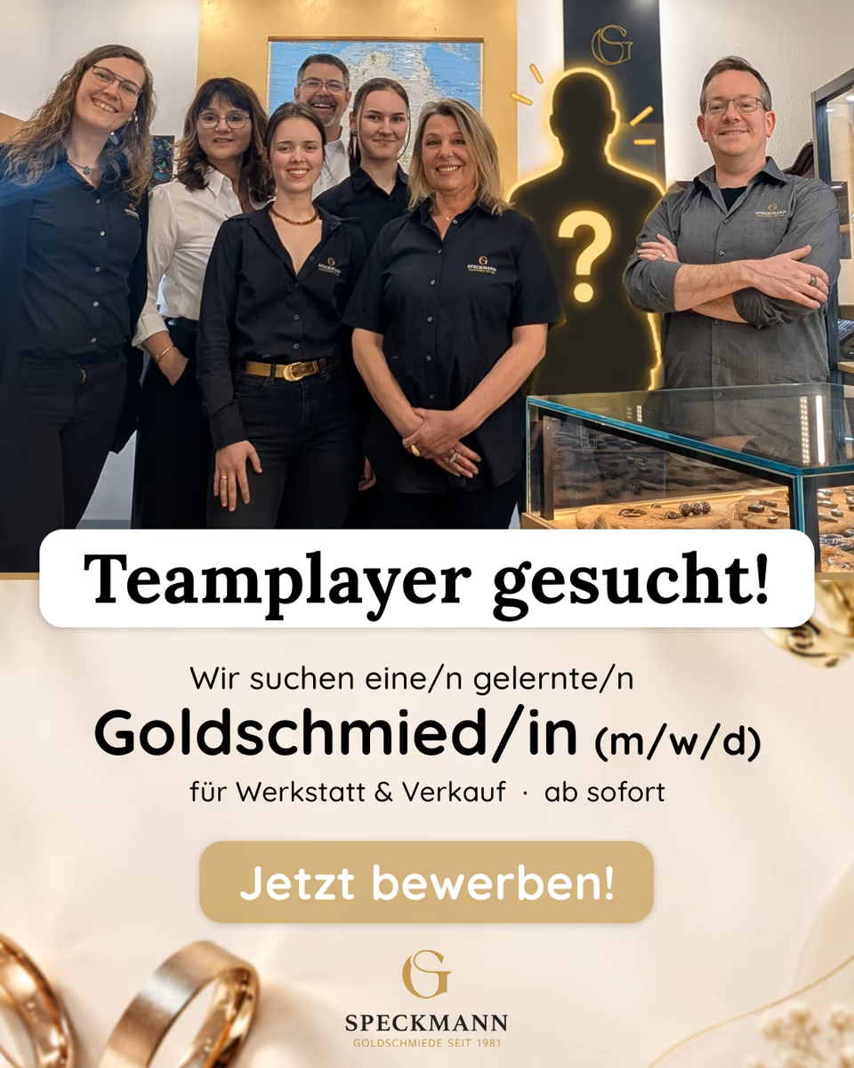 Das Team der Goldschmiede Speckmann im Laden in Oldenburg, daneben eine leere Silhouette mit Fragezeichen. Text: Teamplayer gesucht! Wir suchen eine/n gelernte/n Goldschmied/in (m/w/d) für Werkstatt & Verkauf, ab sofort.