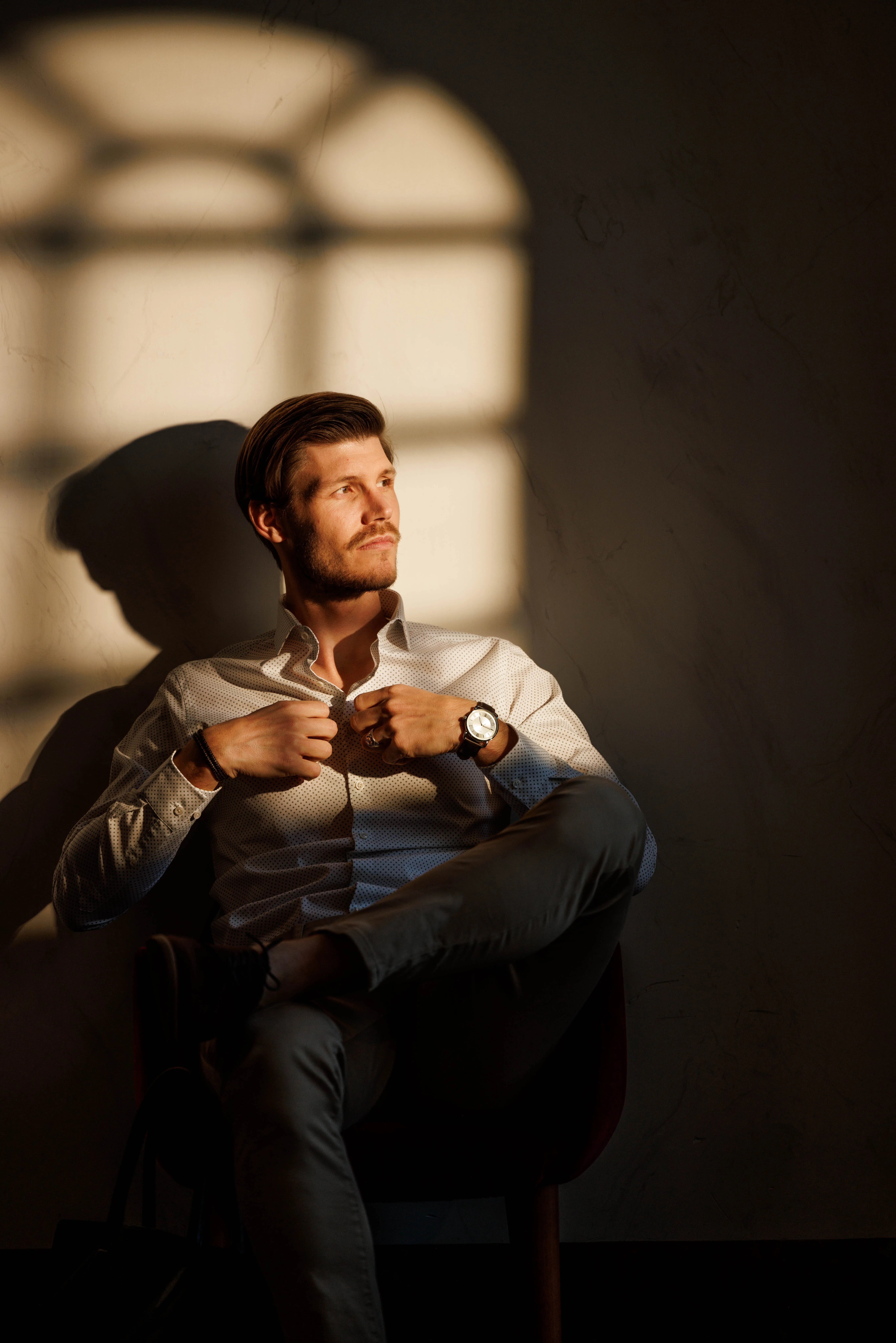 Fashion Shooting Portfolio Model in Hemd und warmen Licht