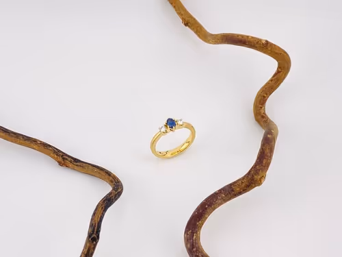 750/- Gelbgold Ring mit Saphir á 0,38ct + 2 Brillanten á 0,11ct 