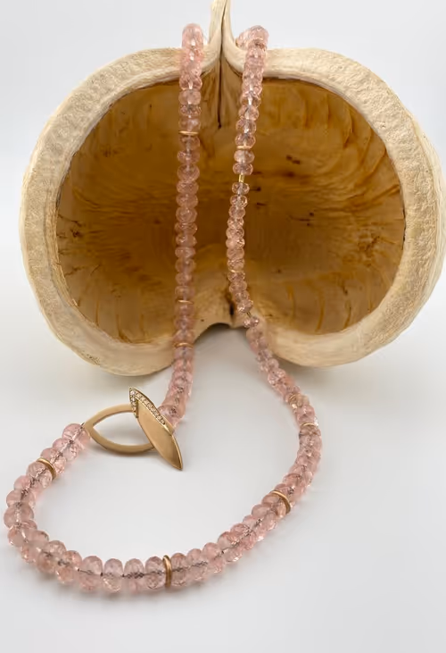 Morganitkette mit 750/- Gelbgoldschließe besetzt mit 12 Brillanten á 0,095ct