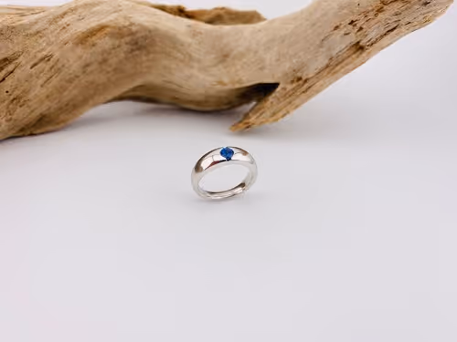 585/- Weißgold mit 1 blauen Saphir
