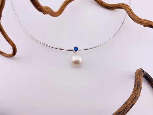 585/- Weißgoldanhänger - Südseeperle mit Saphier