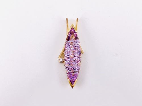 750/- Gelbgoldanhänger mit 1 Amethysten und 1 Brillanten