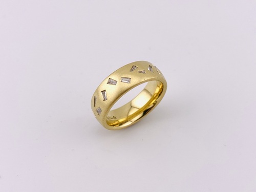 750/ooo Gelbgold Ring mit Diamant Trapetzen und Baguettes