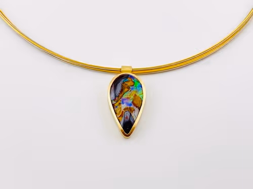 750/oo Gelbgold Anhänger mit einem Boulderopal