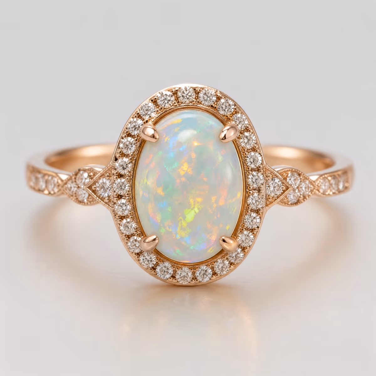 Verlobungsring mit ovalem Opal in Roségold-Fassung und Diamant-Halo