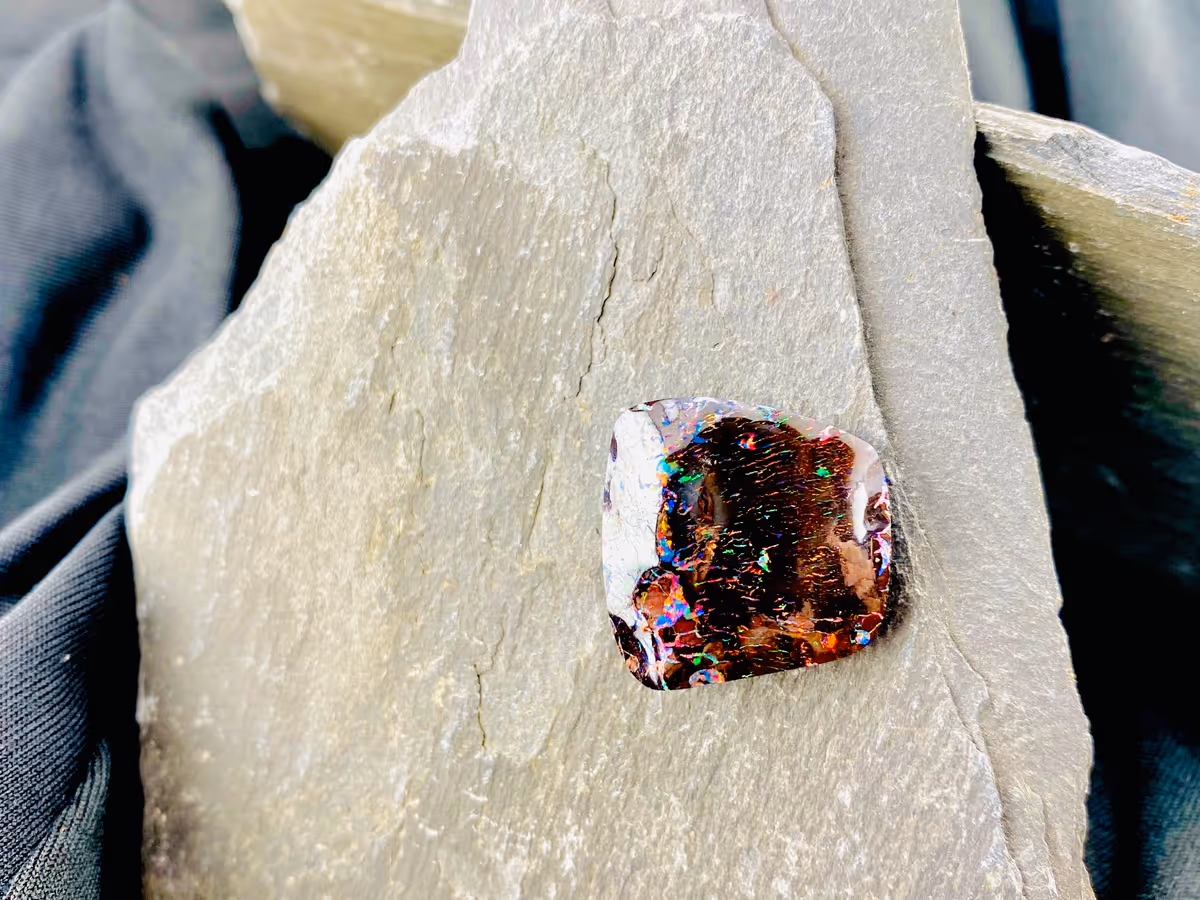 Ein Boulder Opal auf einem Stein