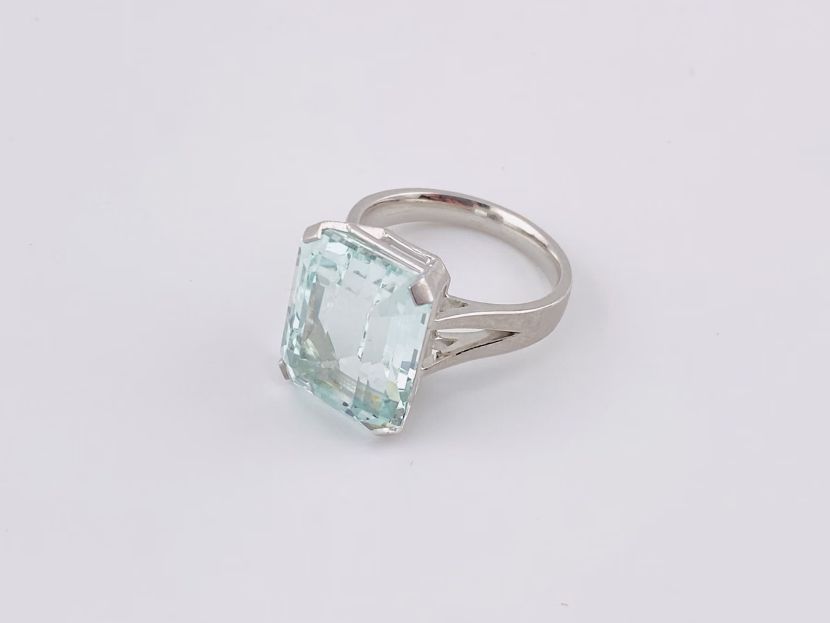 Ein Ring mit einem hellblauen Aquamarin von der Goldschmiede Speckmann