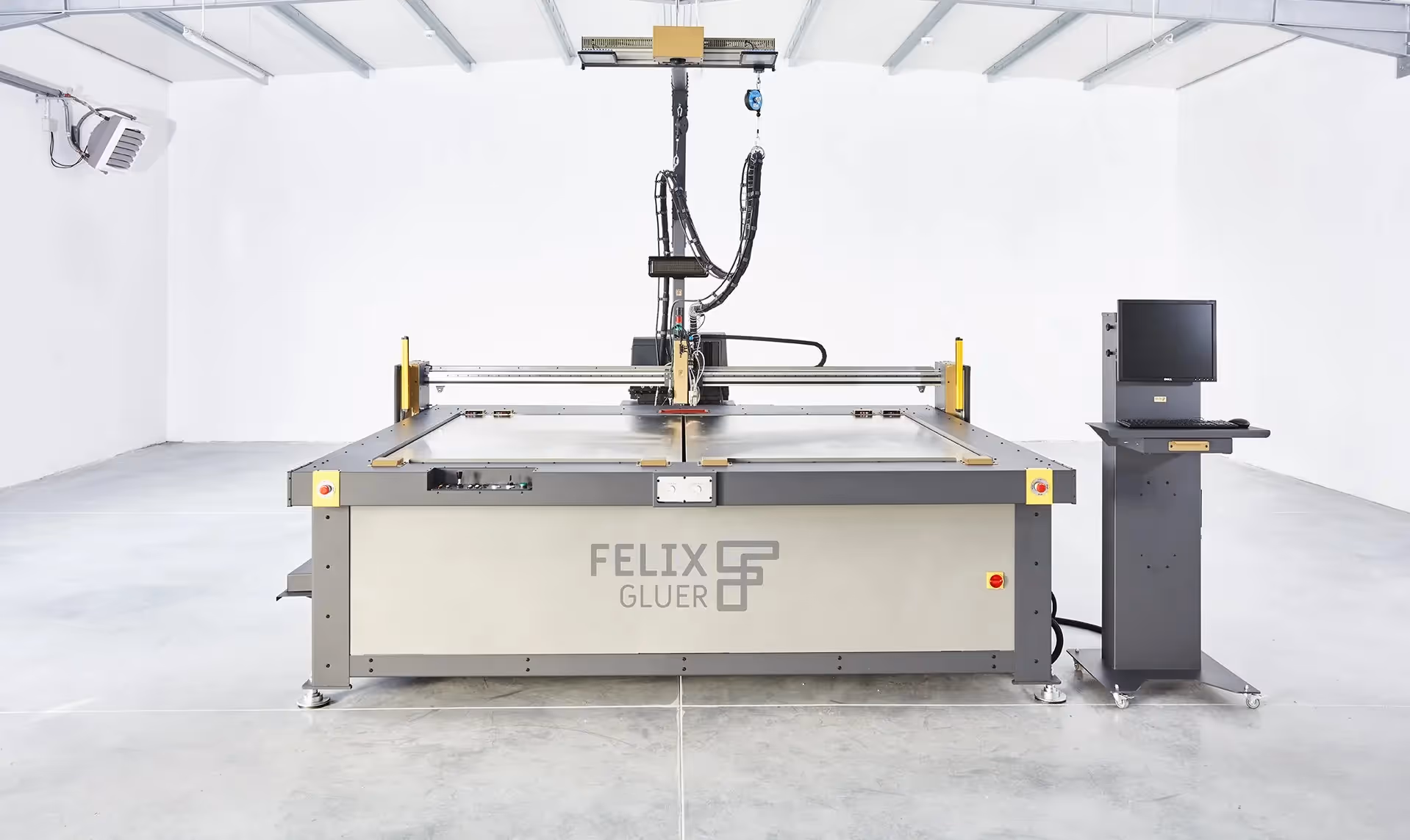 Klebeplotter in einer Halle