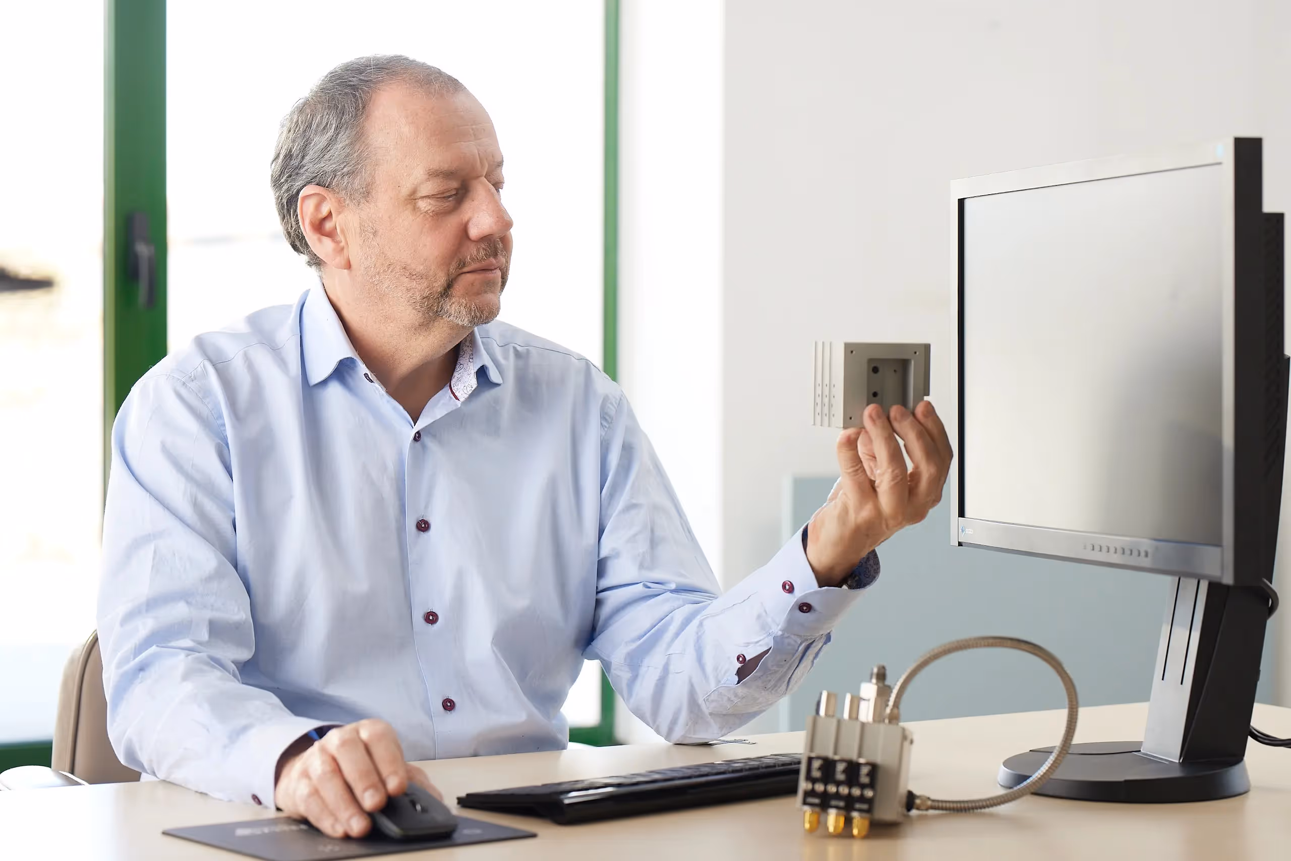 Ein Mann entwickelt eine neue Klebetechnologie