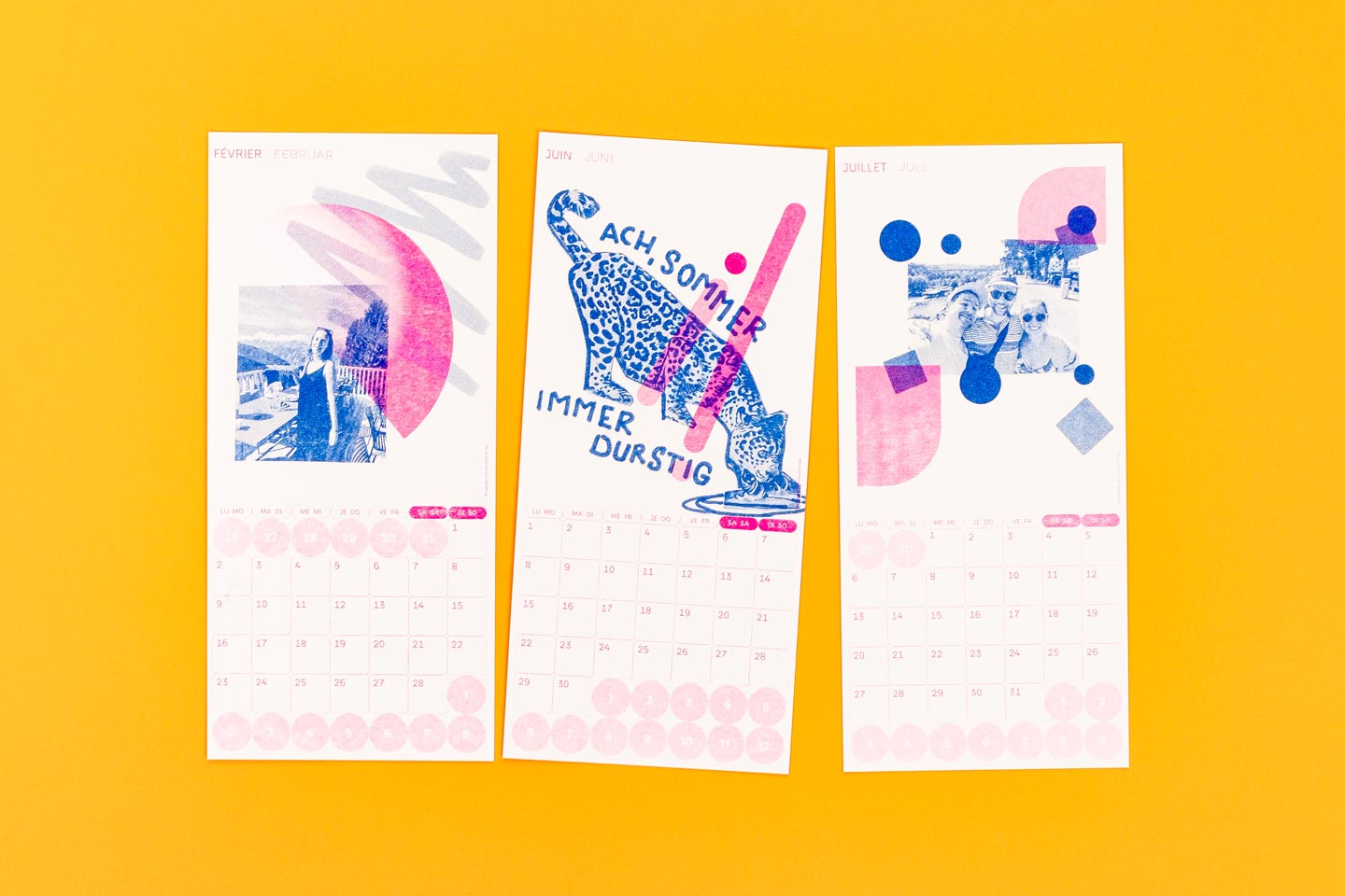 Drei Kalenderblätter auf einem leuchtend gelben Hintergrund. Jedes Blatt zeigt Collagekunst: eine Person links, ein Leopard mit Text in der Mitte und ein Gruppenfoto rechts. Kräftige Pink- und Blautöne erzeugen eine verspielte und künstlerische Atmosphäre. Die Kalender wurden im Risographieverfahren gedruckt.