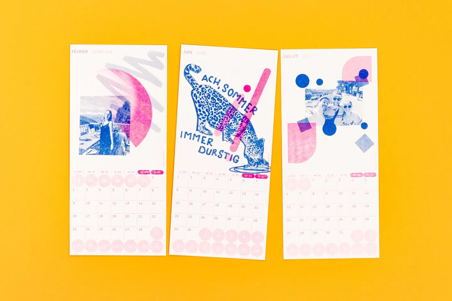 Drei Kalenderblätter auf einem leuchtend gelben Hintergrund. Jedes Blatt zeigt Collagekunst: eine Person links, ein Leopard mit Text in der Mitte und ein Gruppenfoto rechts. Kräftige Pink- und Blautöne erzeugen eine verspielte und künstlerische Atmosphäre. Die Kalender wurden im Risographieverfahren gedruckt.