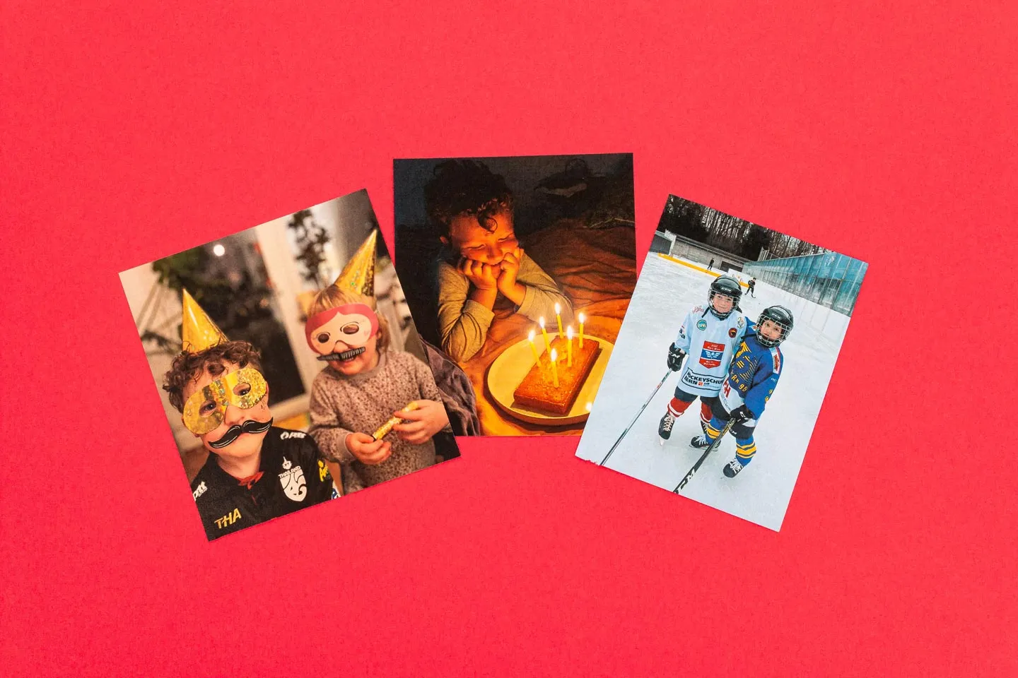 Drei Fotos auf einem leuchtend roten Hintergrund: Kinder mit Partyhüten, ein Kind neben einer Torte mit Kerzen und zwei Kinder in Eishockeyausrüstung auf dem Eis. Die Fotos dienen als Vorlage.

