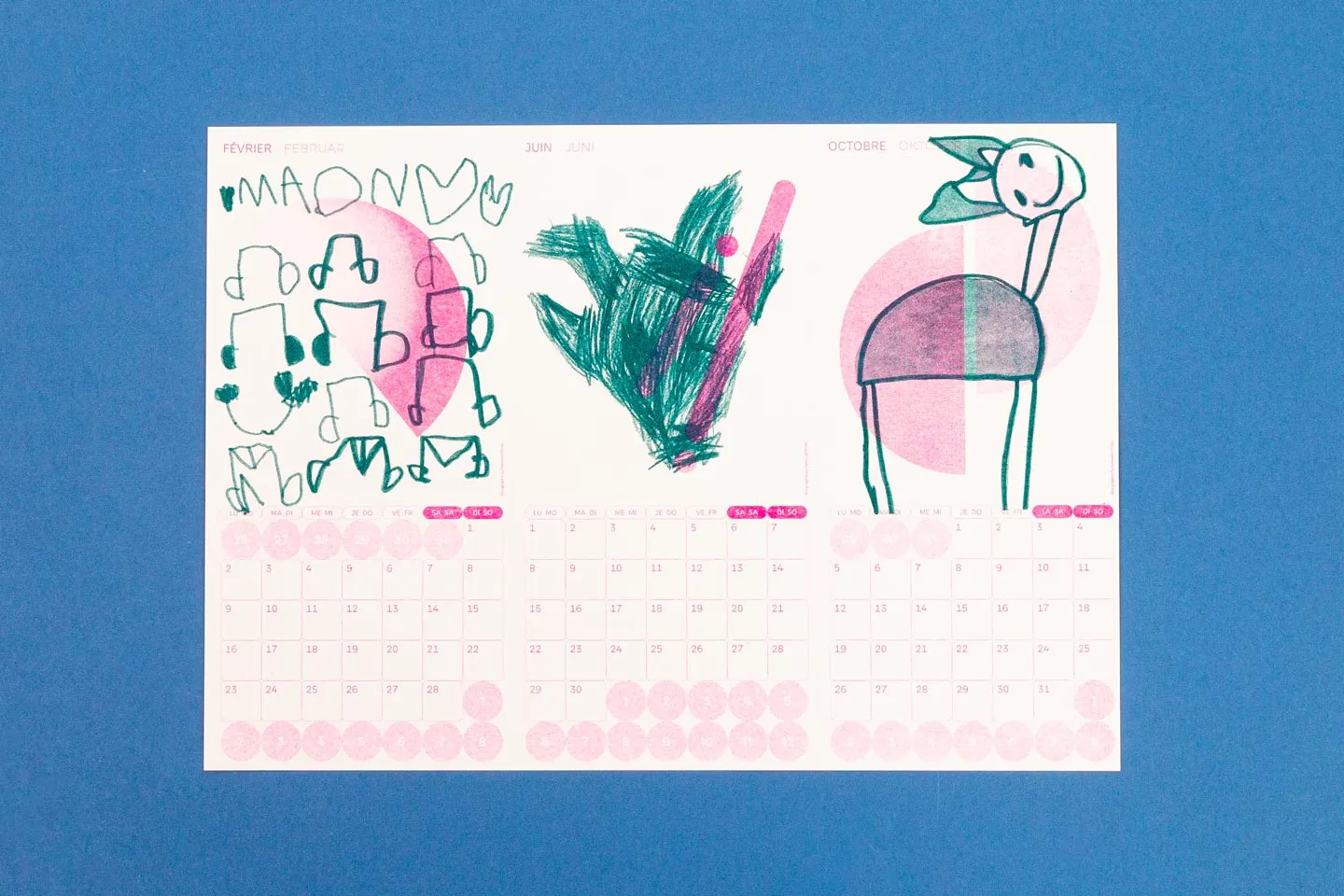 Ein bunter Kinderzeichnungskalender mit abstrakten Formen, einer grünen Pflanze und einer verspielten Hirsch-Illustration auf blauem Hintergrund. Der Kalender wurde in Risographie gedruckt.