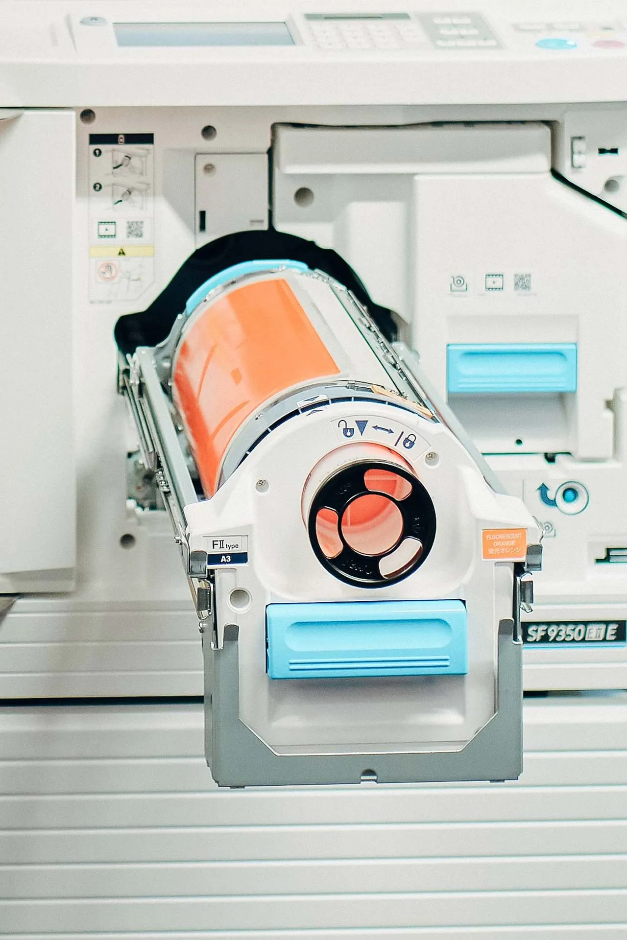 Austausch einer farbigen Risographie-Trommel bei Formend – Detailaufnahme der Farbtrommel.