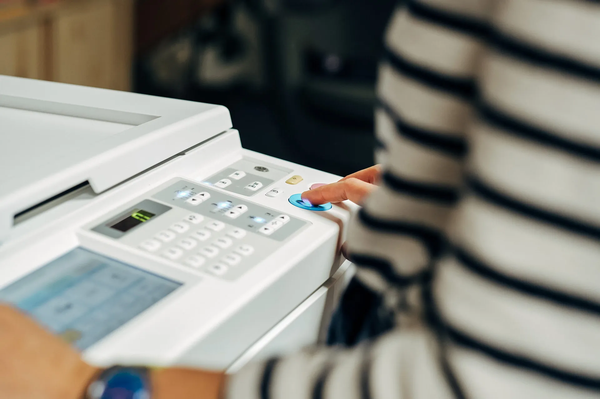 Formend Risographie-Druck: Start des Printvorgangs an der Riso-Druckmaschine per Tastendruck.