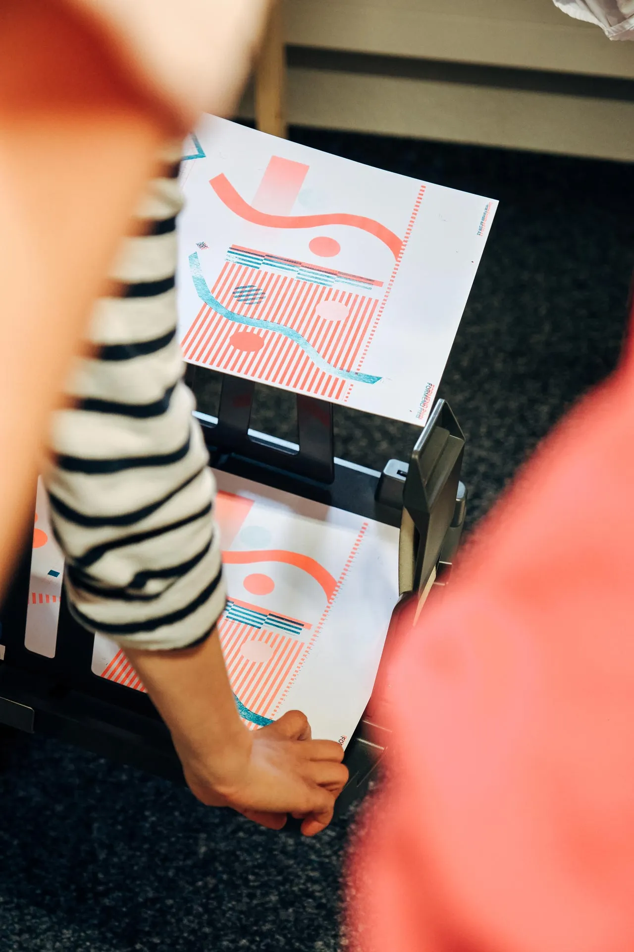 Risographie-Prints werden bei Formend direkt nach dem Druck überprüft und sortiert.