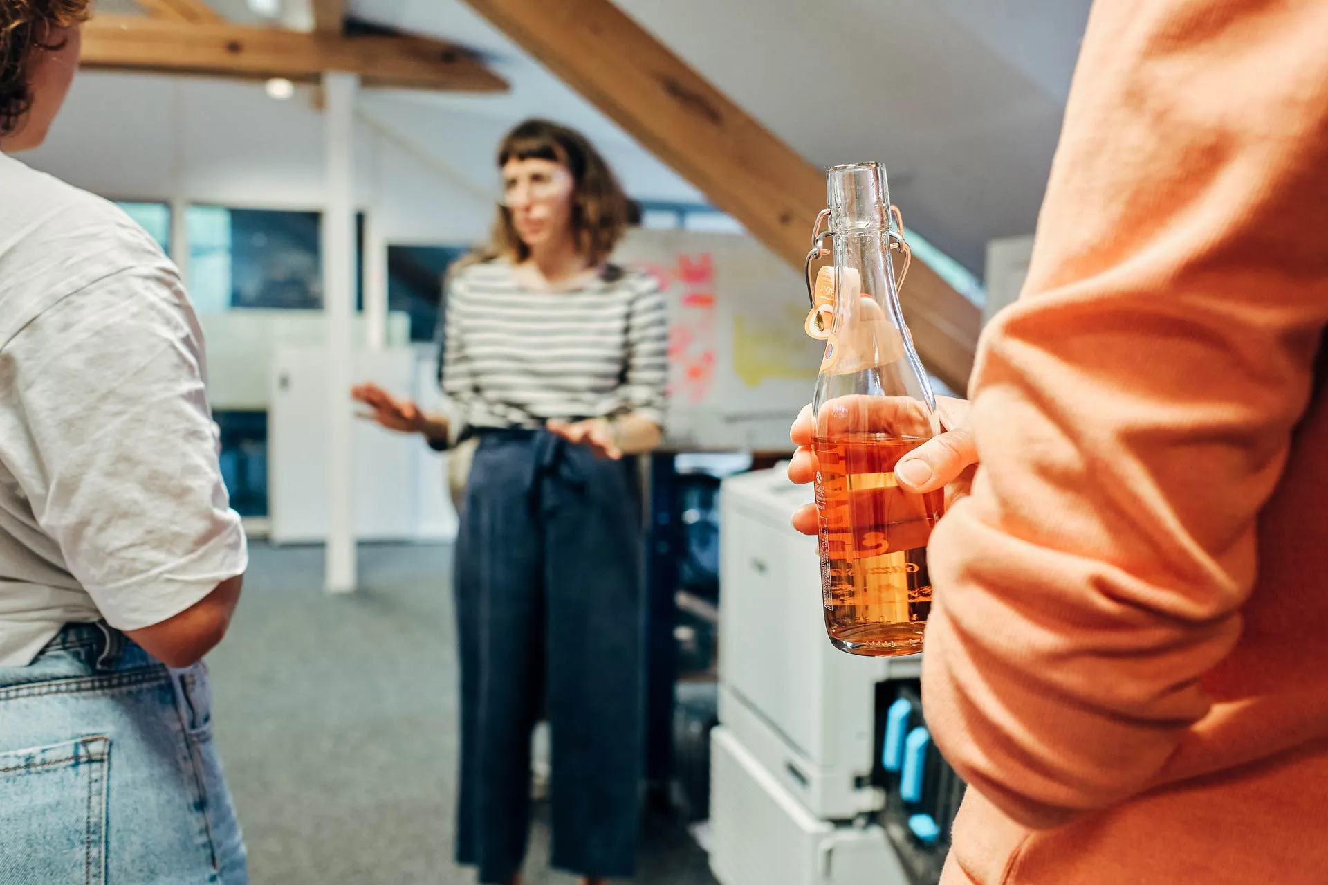 Geselliges Ambiente im Risographie-Workshop bei Formend – kreative Pause mit Getränken.