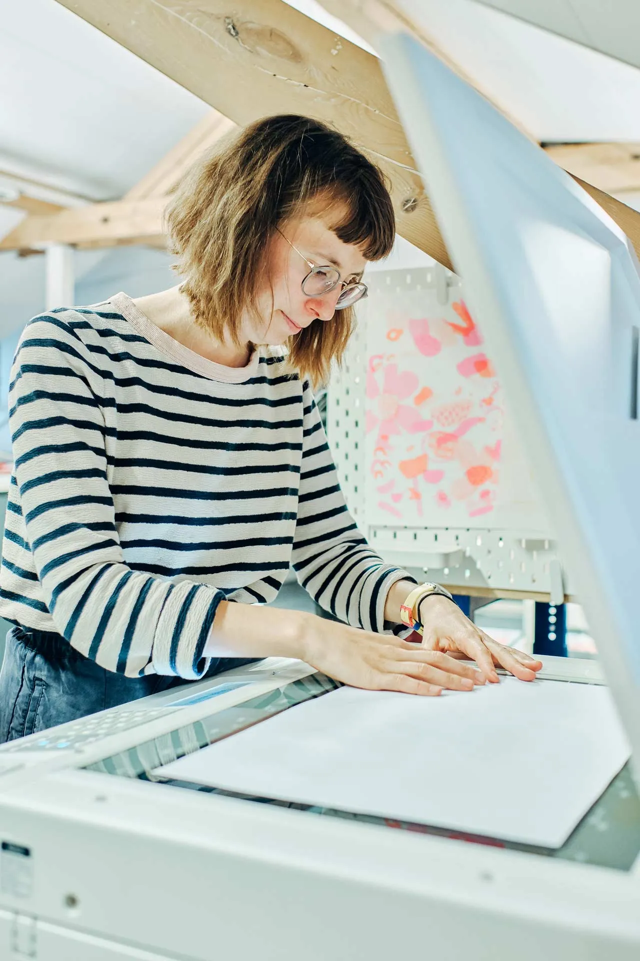 Risographie bei Formend: Vorlage wird sorgfältig für den nächsten Printvorgang vorbereitet.