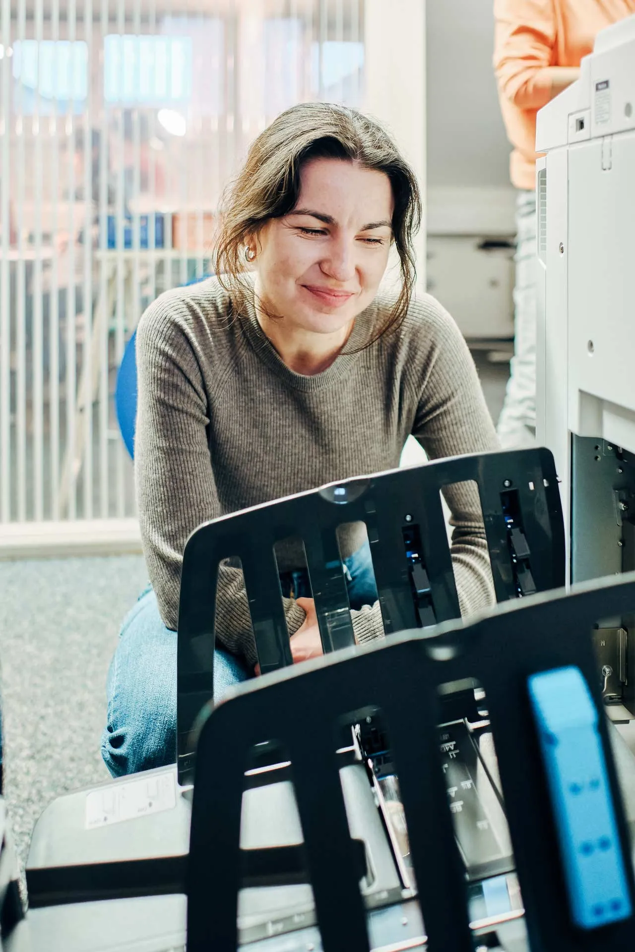 Teilnehmerin beobachtet konzentriert den Risographie-Druckprozess bei Formend.