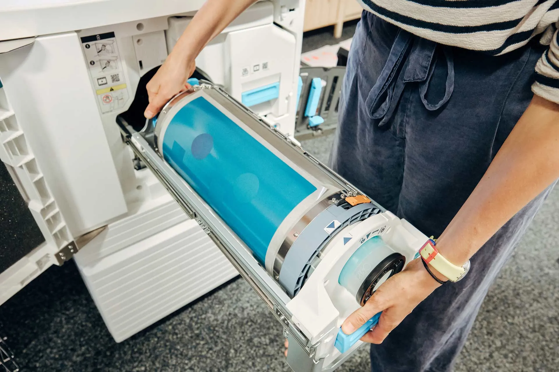 Austausch einer blauen Risographie-Farbtrommel bei Formend – Blick auf den manuellen Printprozess.