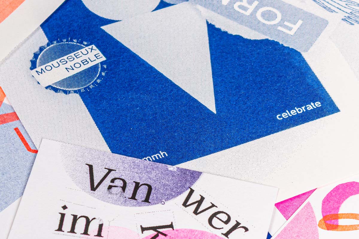 Risographie-Print von Formend in leuchtendem Blau – detailreiche Nahaufnahme mit typischen Druckrastern und überlappenden Formen.