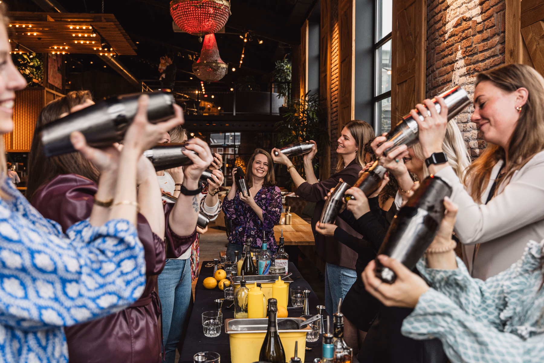 Mart Kamp - Eigenaar van The Lemon Spirit tijdens een cocktail party acter de bar