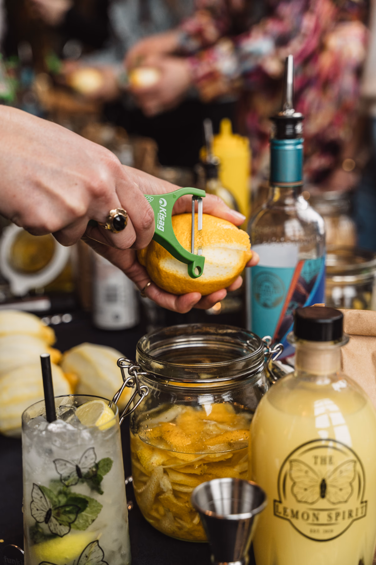 Mart Kamp - Eigenaar van The Lemon Spirit tijdens een cocktail party acter de bar