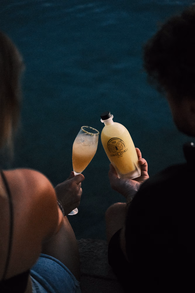 Mart Kamp - Eigenaar van The Lemon Spirit tijdens een cocktail party acter de bar