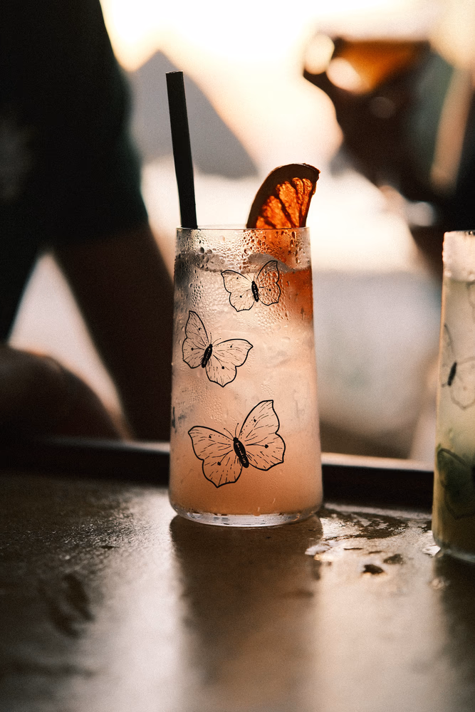 Mart Kamp - Eigenaar van The Lemon Spirit tijdens een cocktail party acter de bar