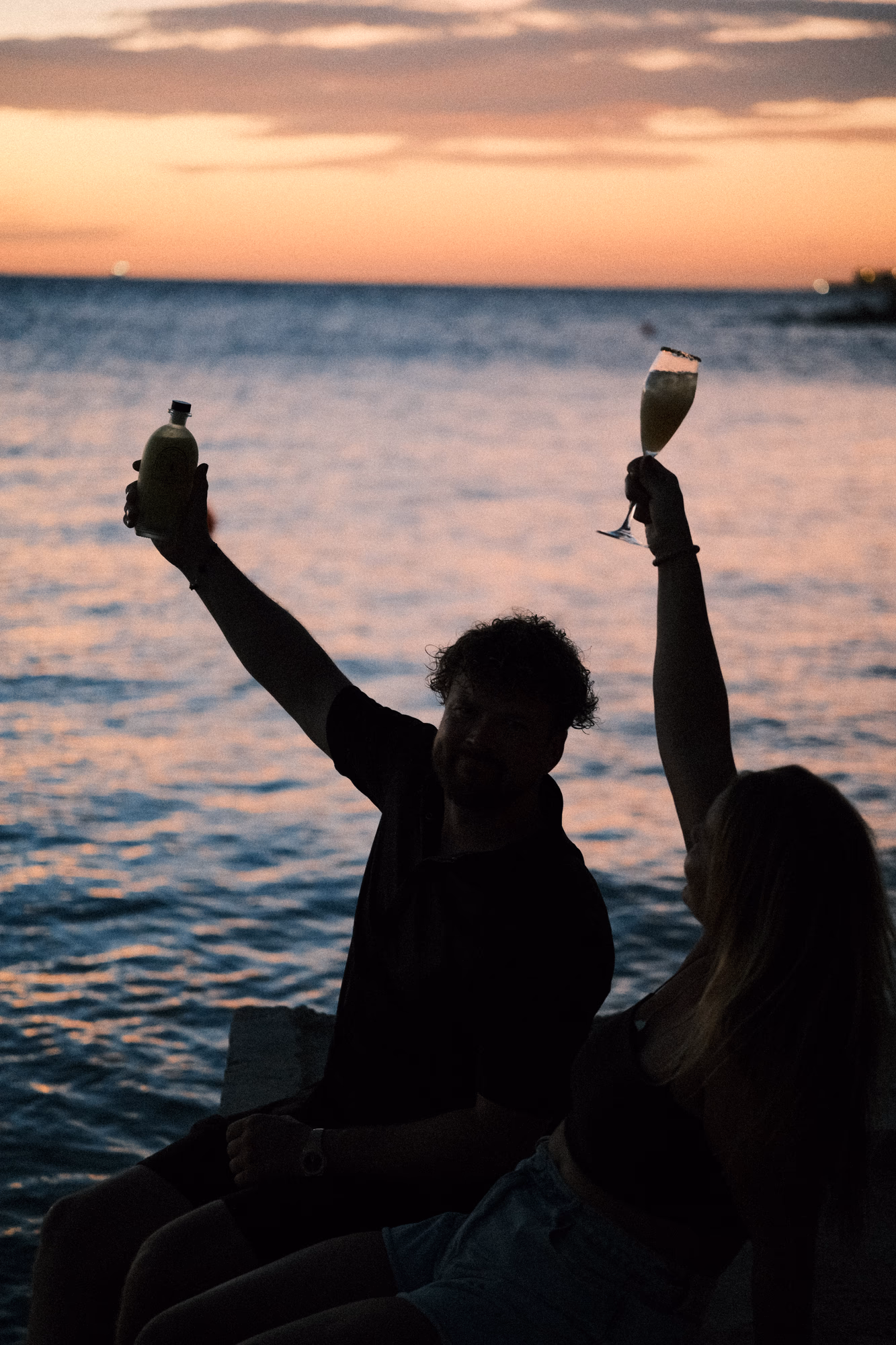 Pornstar Spirit Cocktail - groep met dames proosten tijdens een feestje.