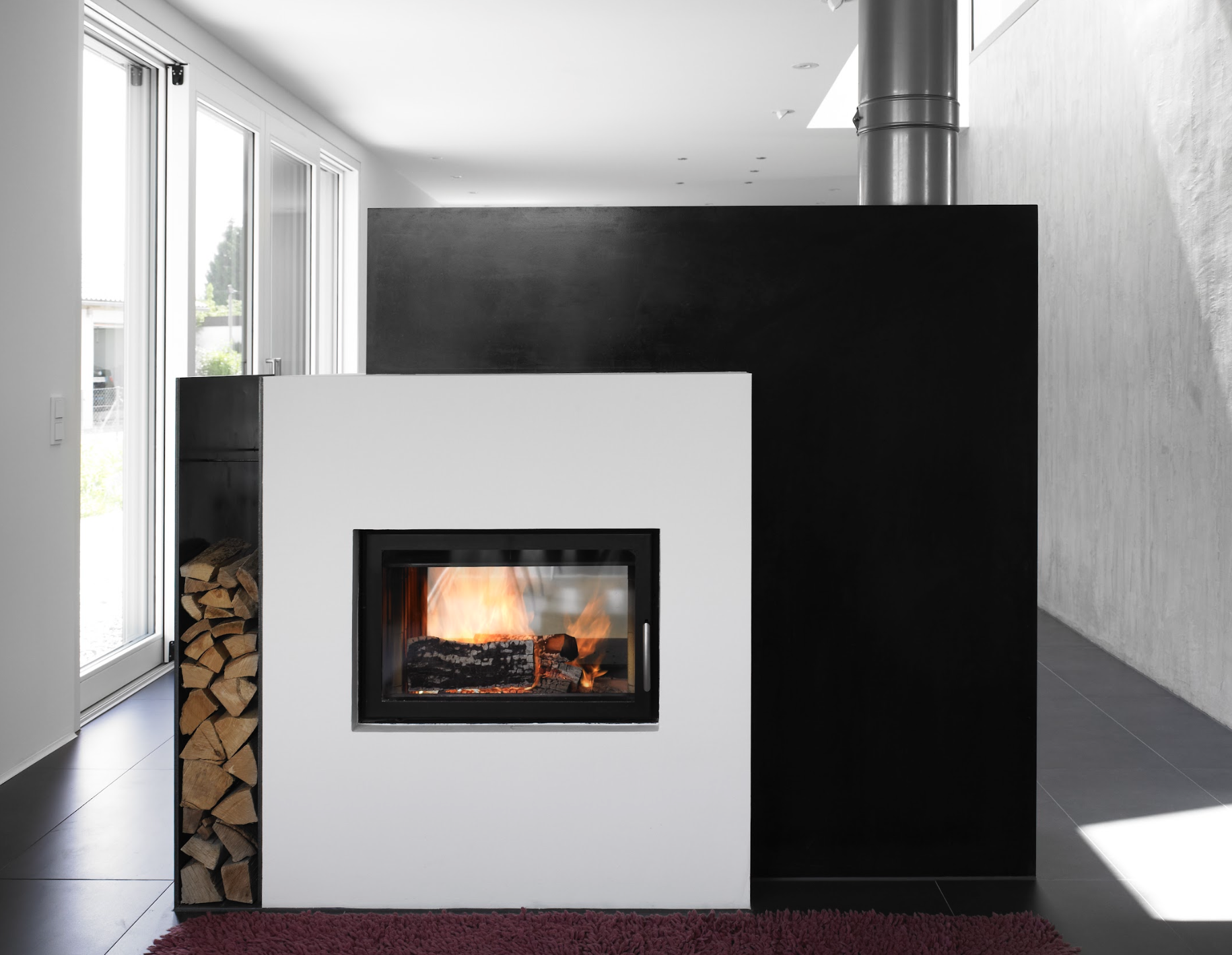 Speicherkamin mit keramischer Verkleidung für langanhaltende Wärme