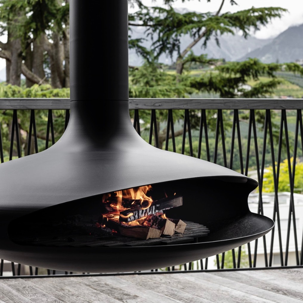 Hängender Kamin mit freischwebendem Design für moderne Wohnräume