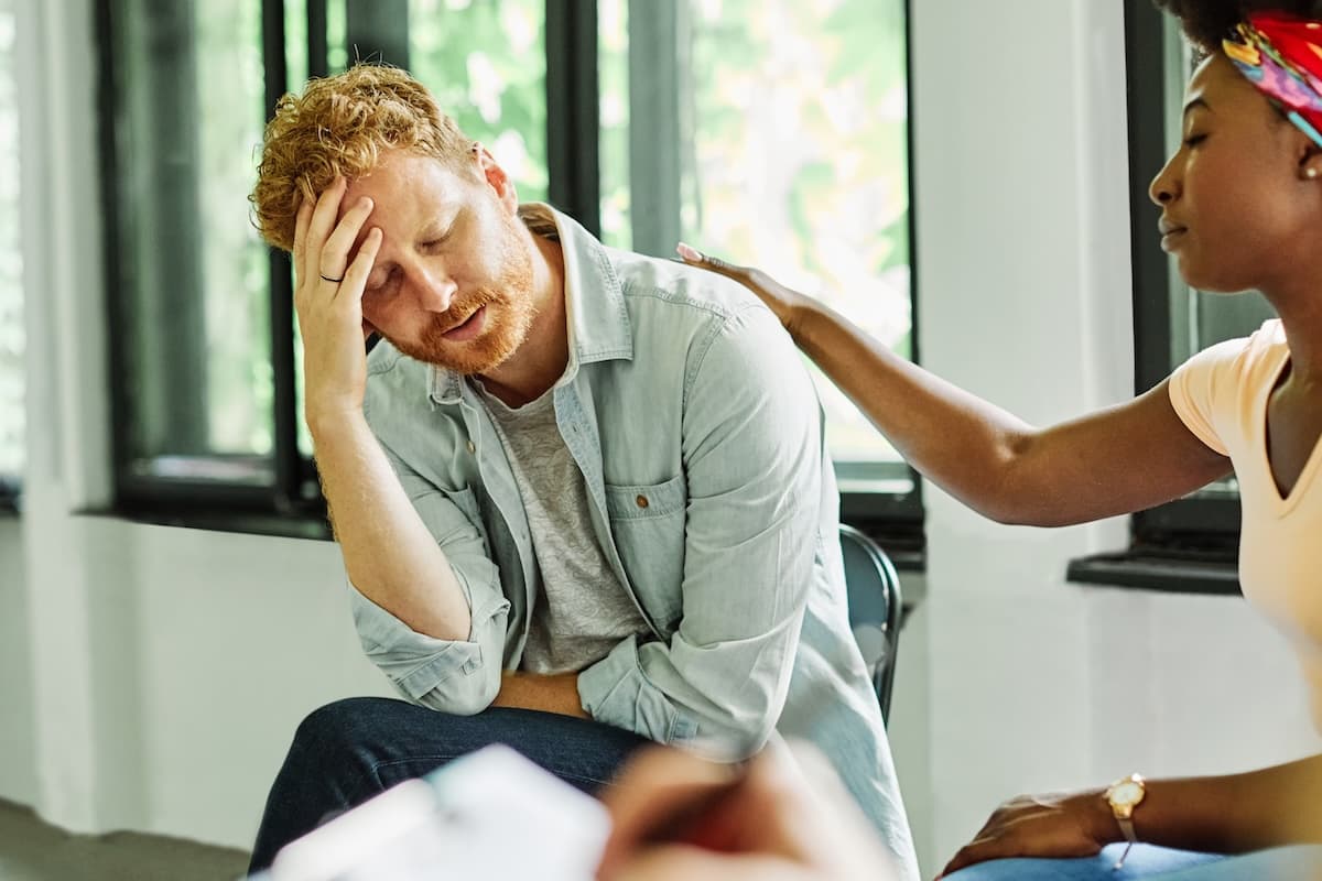 Mann mit posttraumatischer Belastungsstörung (PTBS)