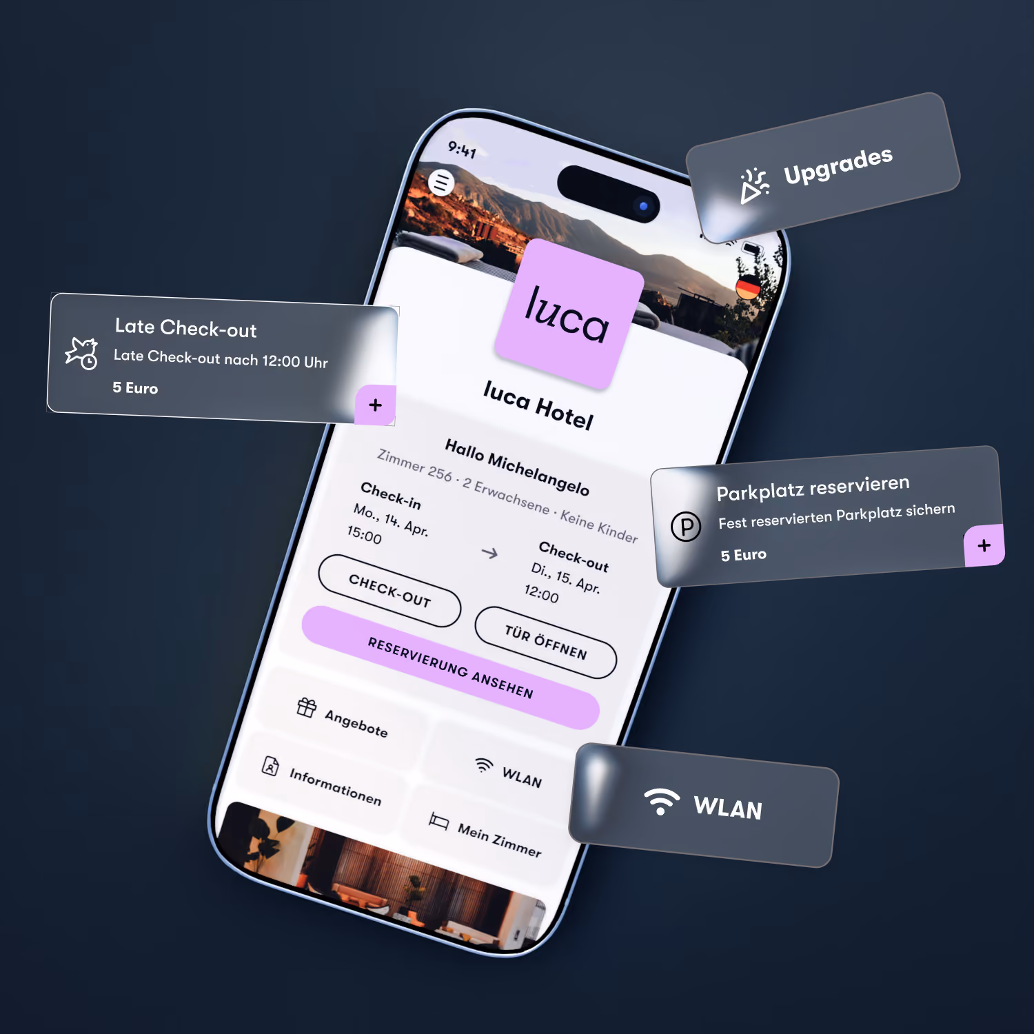 Smartphone zeigt die Hotel-App luca mit einer Reservierungsübersicht für das luca Hotel für Michelangelo: Check-in am 14. April 15:00 Uhr, Check-out am 15. April 12:00 Uhr, Zimmer 256 für 2 Erwachsene. Optionen für späten Check-out (5 Euro), Parkplatzreservierung (5 Euro), WLAN und Upgrades sichtbar.