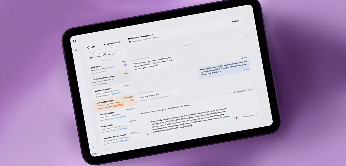 Tablet auf violettem Hintergrund, zeigt eine Chat-Übersichtsseite mit Nachrichtenverlauf in verschiedenen Sprachen und Kontaktliste.