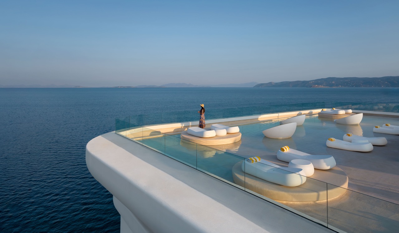 Luxuriöse Rooftop-Terrasse des Isla Brown Corinthia mit Panoramablick auf das Meer und stilvollen Loungemöbeln für ultimative Entspannung.