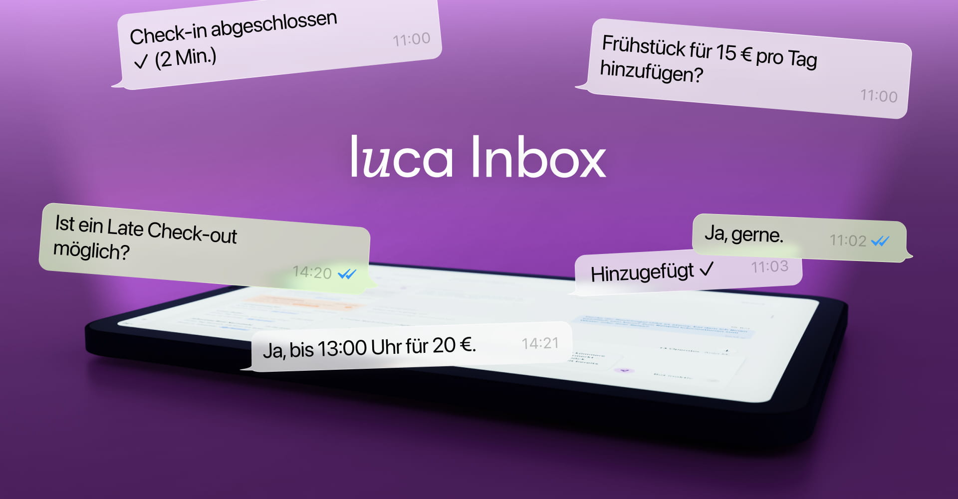 Eine Hotelmitarbeiterin sitzt lächelnd an einem Tisch und nutzt ein Tablet. Darüber sind Chatnachrichten zwischen einem Gast und der Hotelrezeption eingeblendet: Der Gast fragt nach einem späteren Check-out, die Rezeption bestätigt einen Late Check-out bis 13:00 Uhr, und der Gast bedankt sich für den freundlichen Service. Die Szene vermittelt eine moderne, digitale Gästekommunikation.