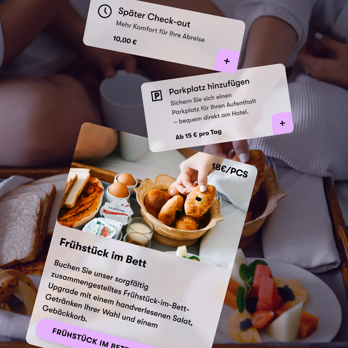 Werbeflyer mit Angeboten: Später Check-out für 10 €, Parkplatz hinzufügen ab 15 € pro Tag, und Frühstück im Bett für 18 € pro Portion mit Bild von Frühstückskorb mit Brötchen, Butter, Eiern und Saft, dazu passt eine Person, die ein Brötchen nimmt.