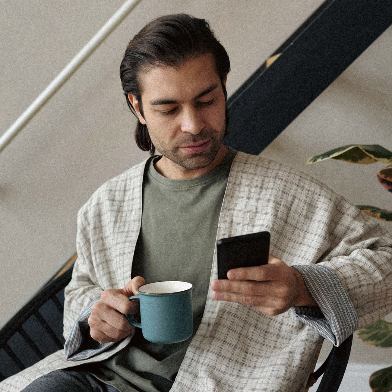 Hotelgast scannt einen QR-Code mit dem Smartphone und öffnet die web-basierte Gäste-Journey im Browser, Symbolbild für die Entscheidung zwischen nativer Hotel-App für Gäste und einer Lösung ohne Download