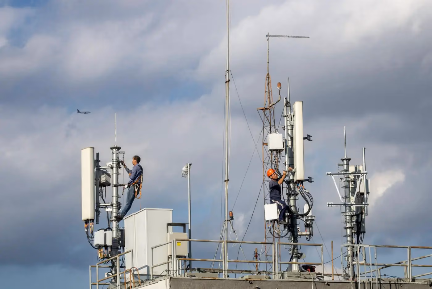 workers-repairing-a-cell-tower