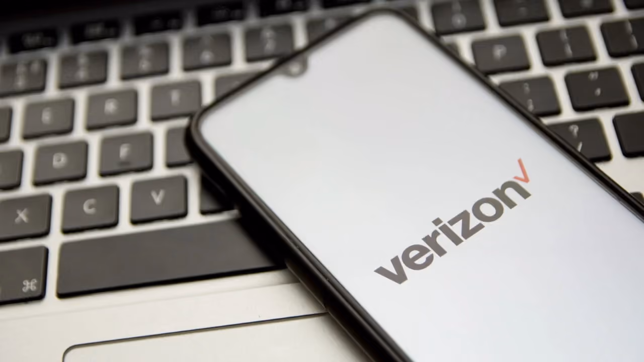 An Smartphone with Verizon Prepaid logo on the screen