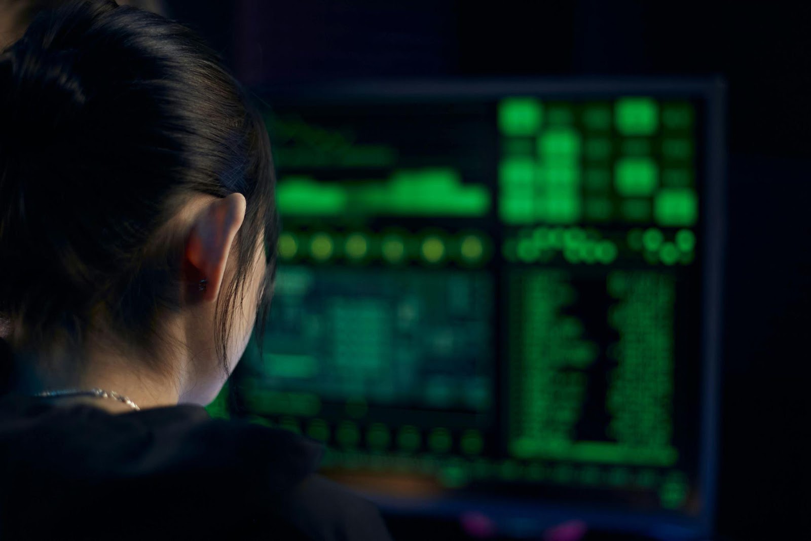 woman-in-front-of-a-computer-screen
