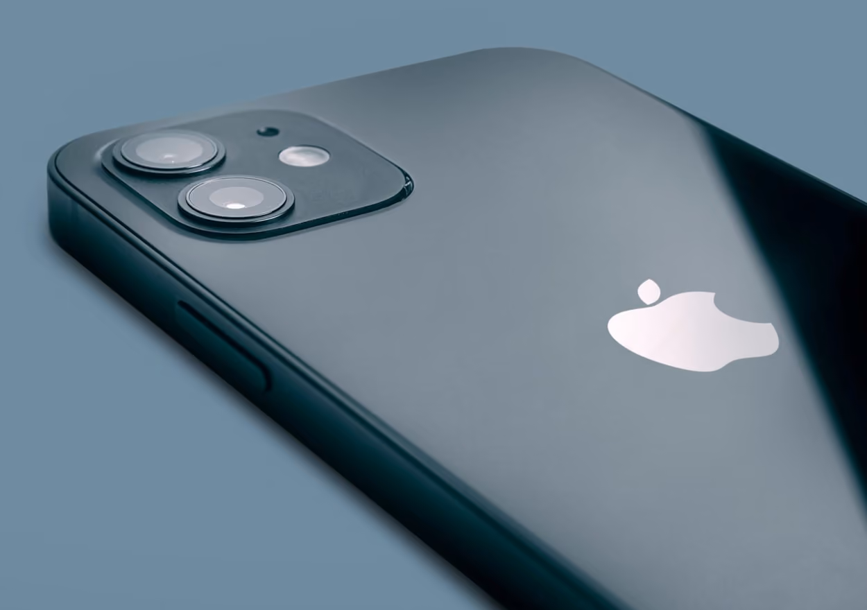 silver-iphone-6-on-blue-surface
